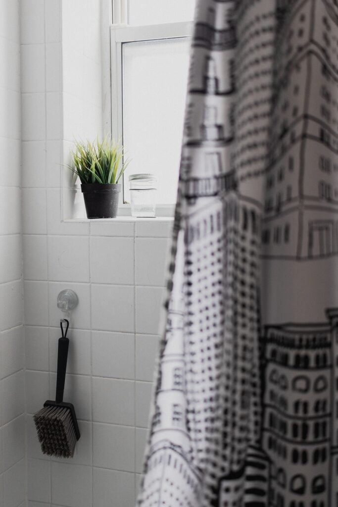 Eine Duschspinne ist in Kombination mit einem Duschvorhang ein praktischer Spritzschutz für Deine Badewanne oder Dusche.