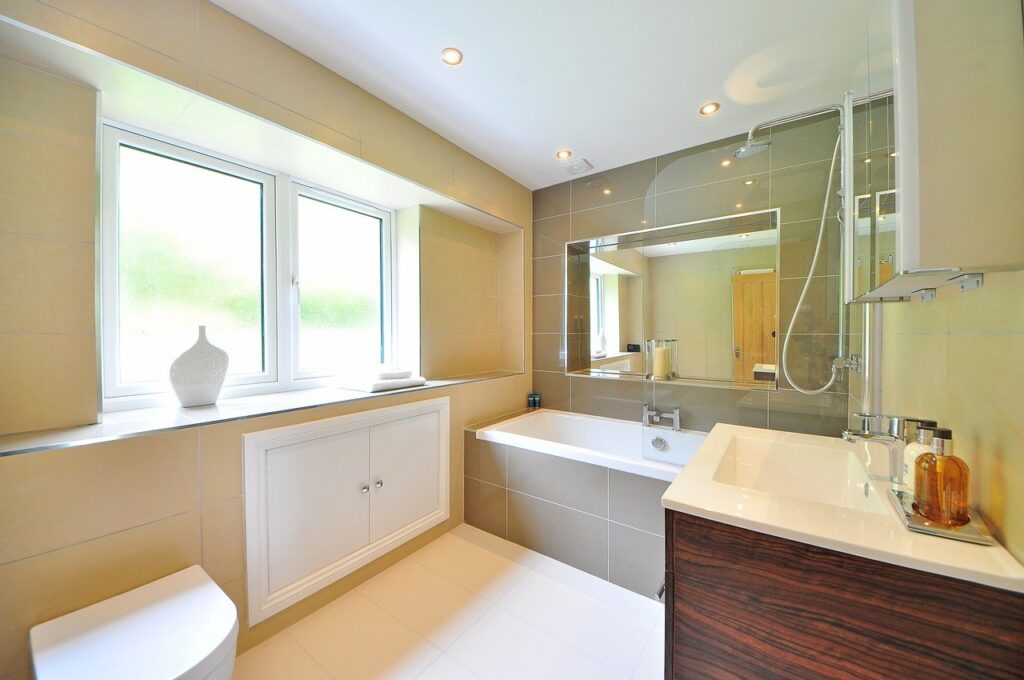 Hochwertige Badewannenfalttüren bieten einen exzellenten Spritz- und Sichtschutz beim Duschen.