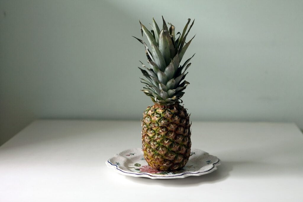 Bromelain: Ananas auf einem Teller auf einem Tische