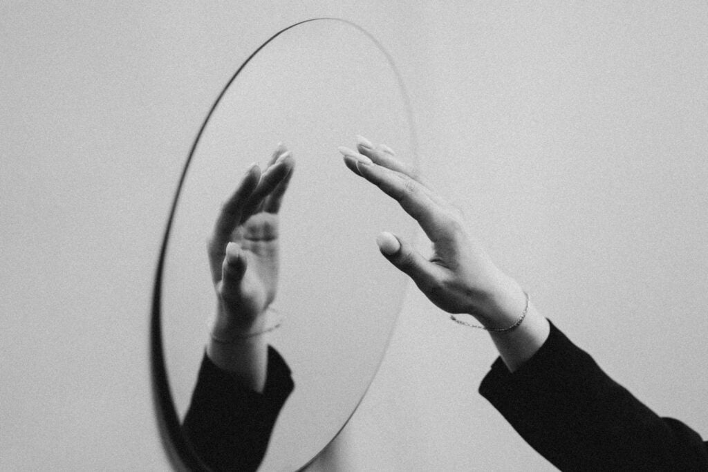 Dekor-Spiegelfolie mit Hand schwarz-weiß