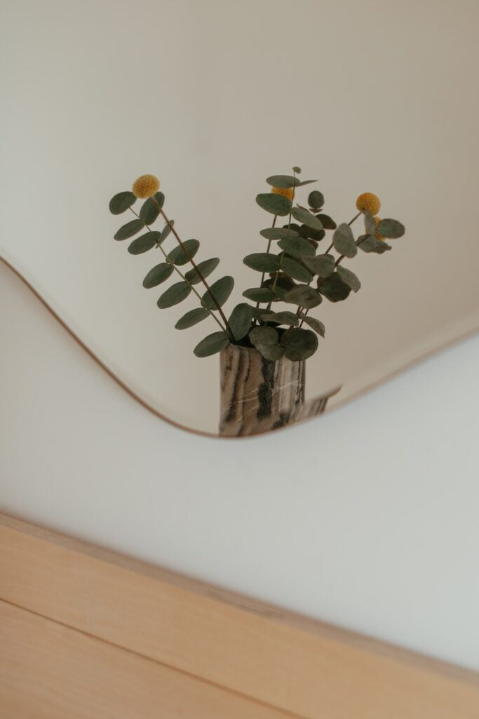 Dekor Spiegelfolie lässt sich auf allen glatten Oberflächen wie Fliesen, Glas, Kunststoff, Holz und auch auf Wänden aufbringen.