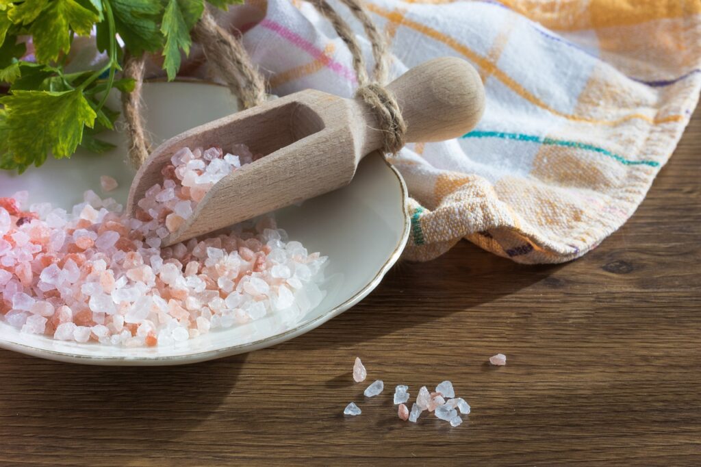 Mangan oder rosa Salz mit Schäufelchen