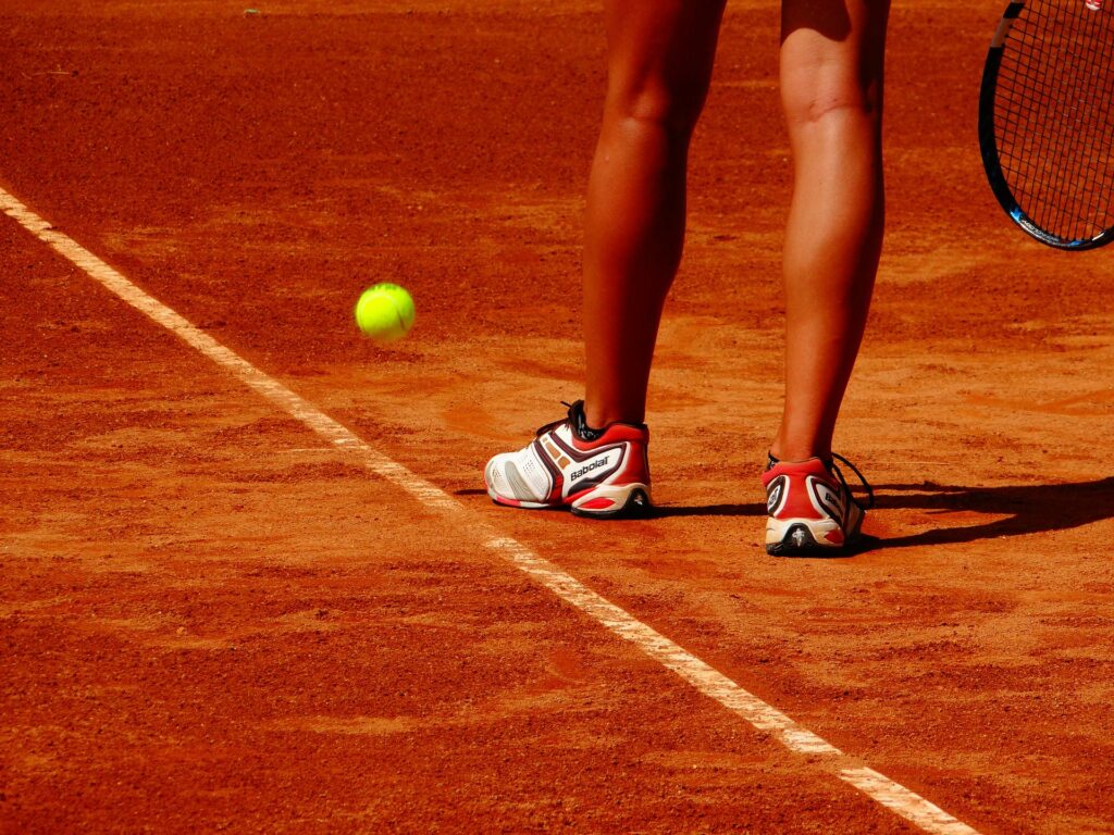 Tennisschuhe richtiges Schuhwerk beim Tennis spielen