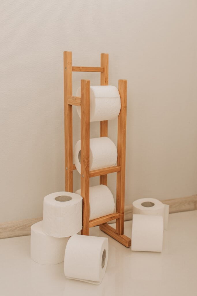 Toilettenpapierhalter sind mit oder ohne Deckel, einzeln oder mit Reservepapierhalter, aus Holz, Edelstahl oder Chrom erhältlich.