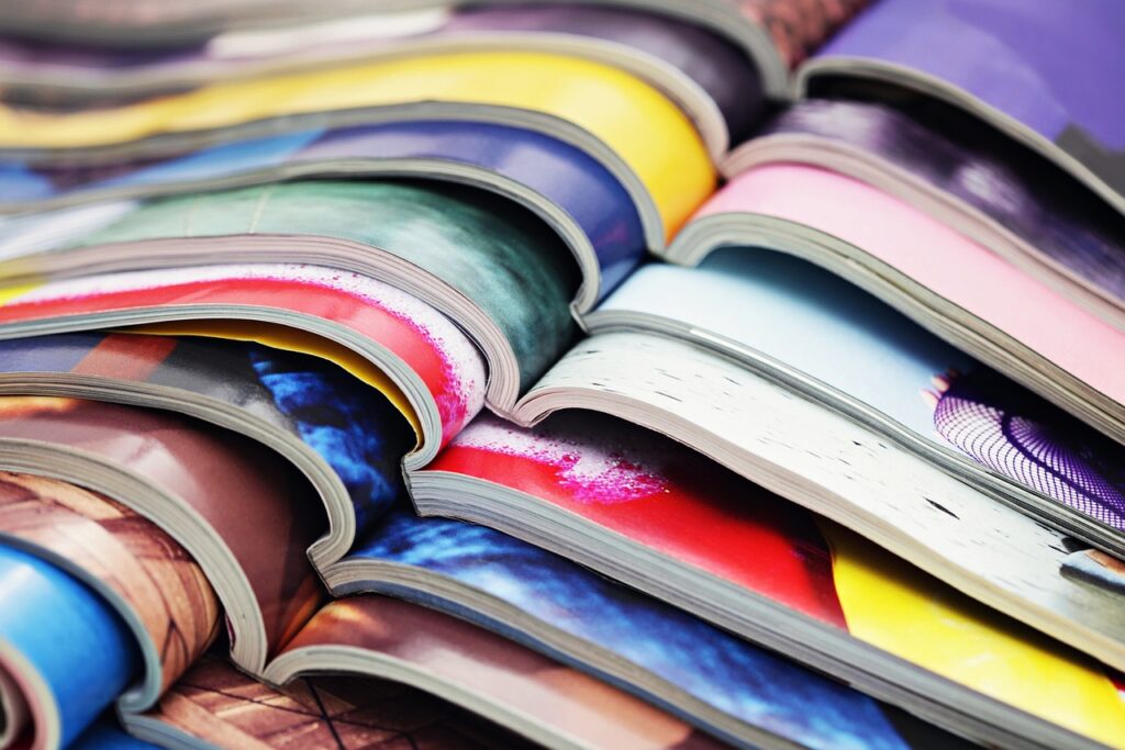 Bunte Zeitschriften übereinander ohne Zeitschriftenhalter