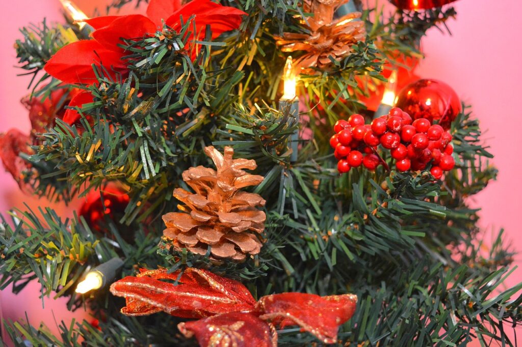 Detail künstlicher Weihnachtsbaum mit Schmuck