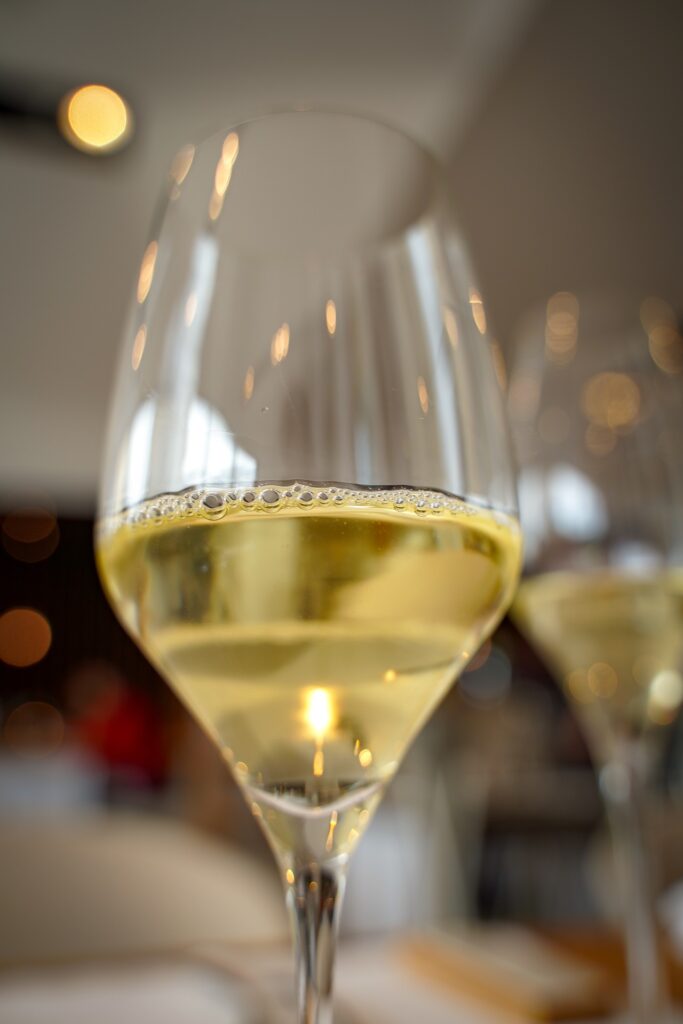 Ein ideales Weißweinglas besteht aus dünnem Glas oder glattem Kristallglas mit einem hohen Maß an Transparenz und Reinheit.